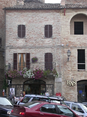Casa a schiera in piazza Ascanio Condivi